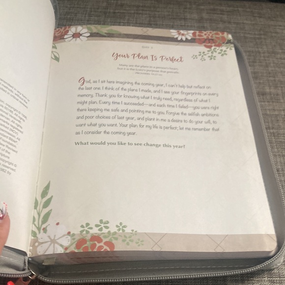 Guided Devotional, 365 Days Of Prayer For Women,  Gray Book with Zipper - Picture 5 of 5